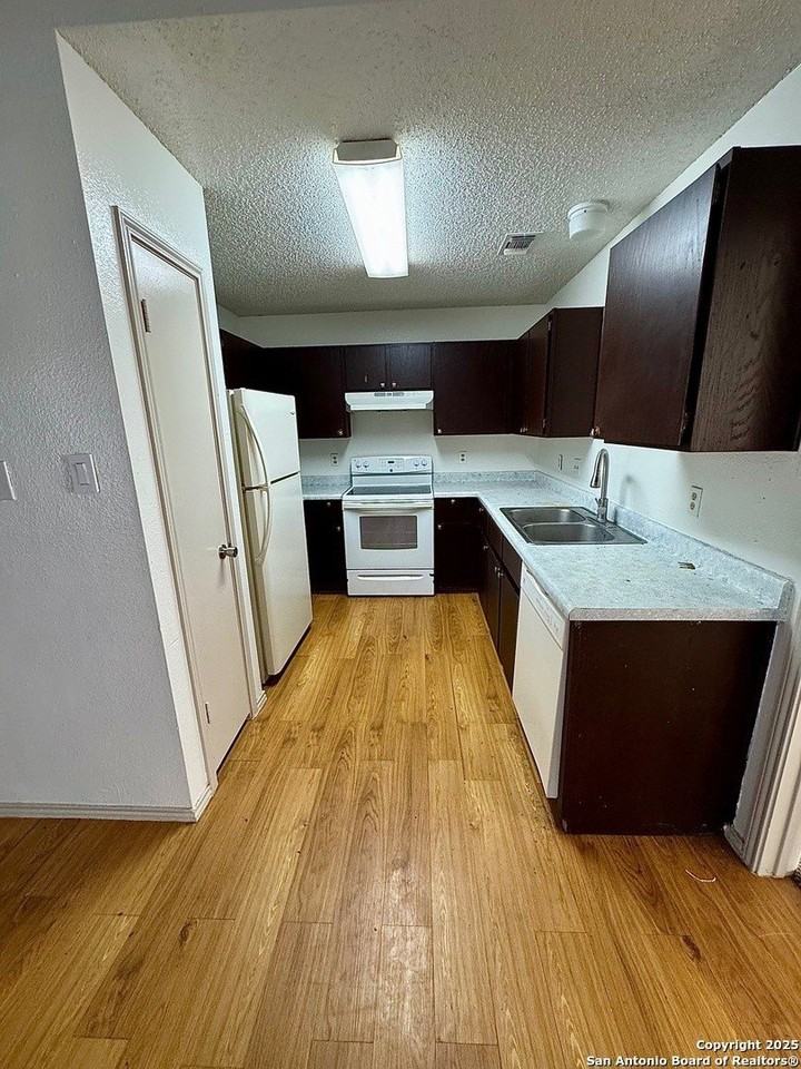 8916 Fall River Drive - Photo 3 of 8