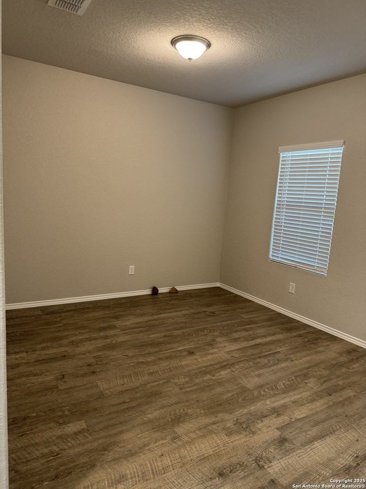 7507 Capstone Rdg - Photo 4 of 26