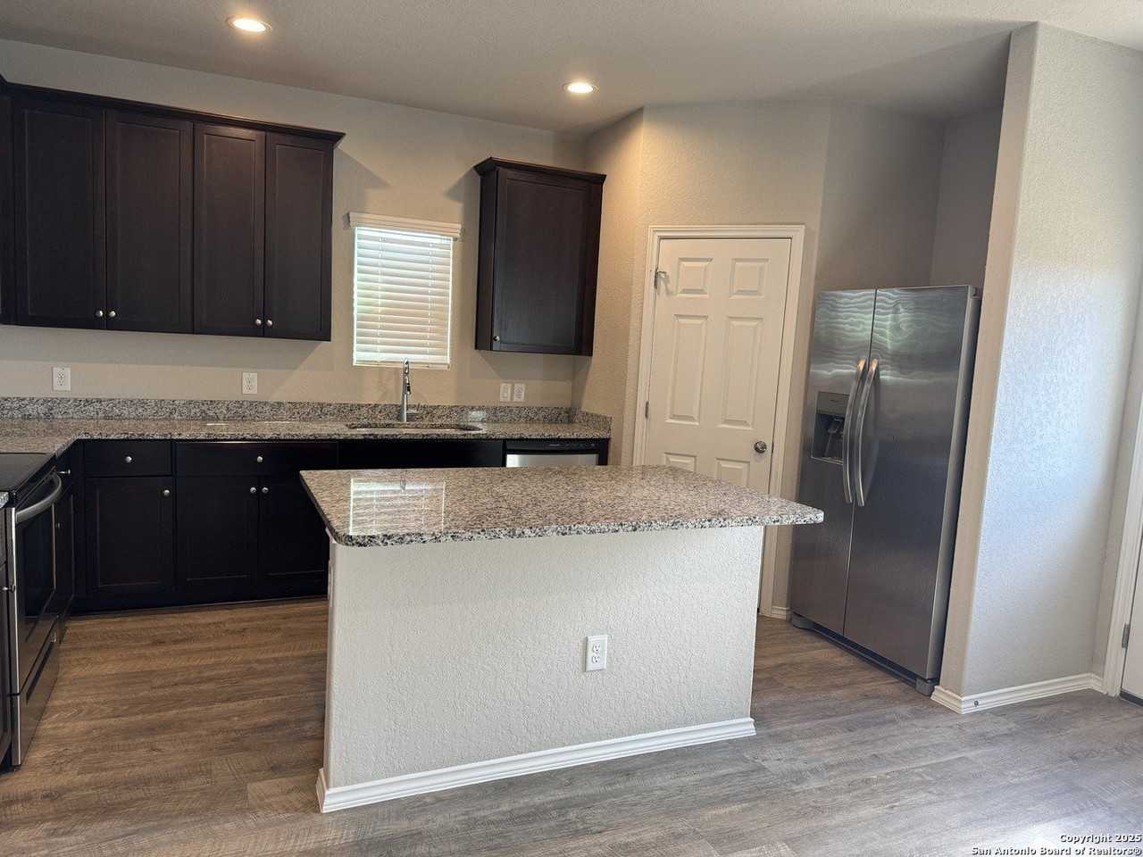 7507 Capstone Rdg - Photo 6 of 26