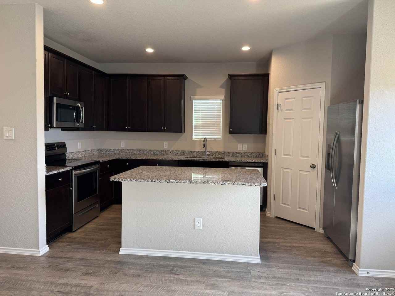 7507 Capstone Rdg - Photo 7 of 26