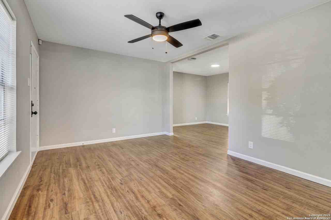 8815 Oakbrook St - Photo 6 of 32