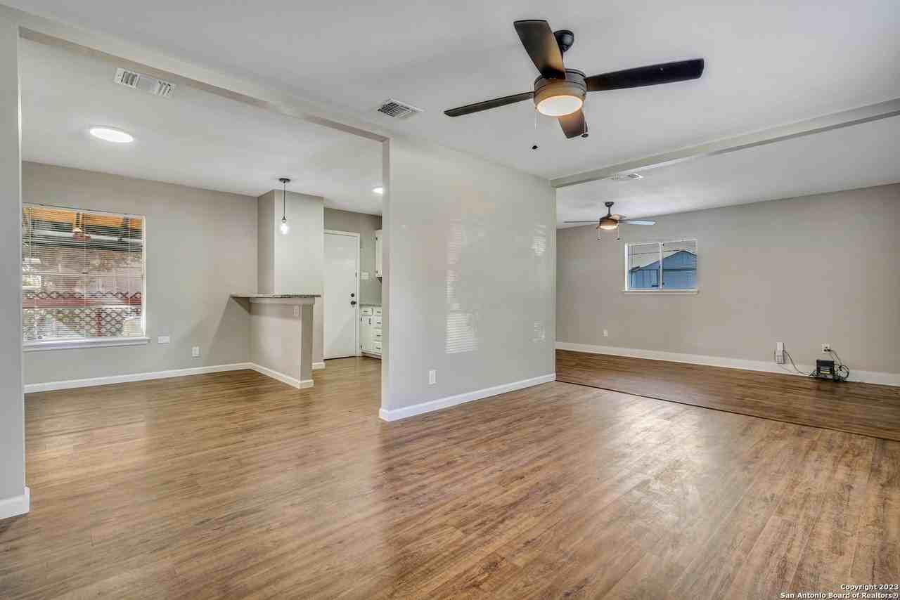 8815 Oakbrook St - Photo 7 of 32