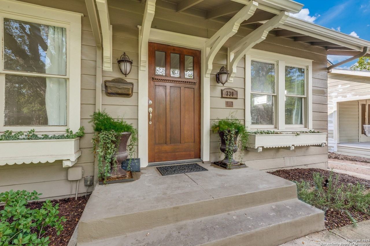 330 W Gramercy Pl - Photo 3 of 15