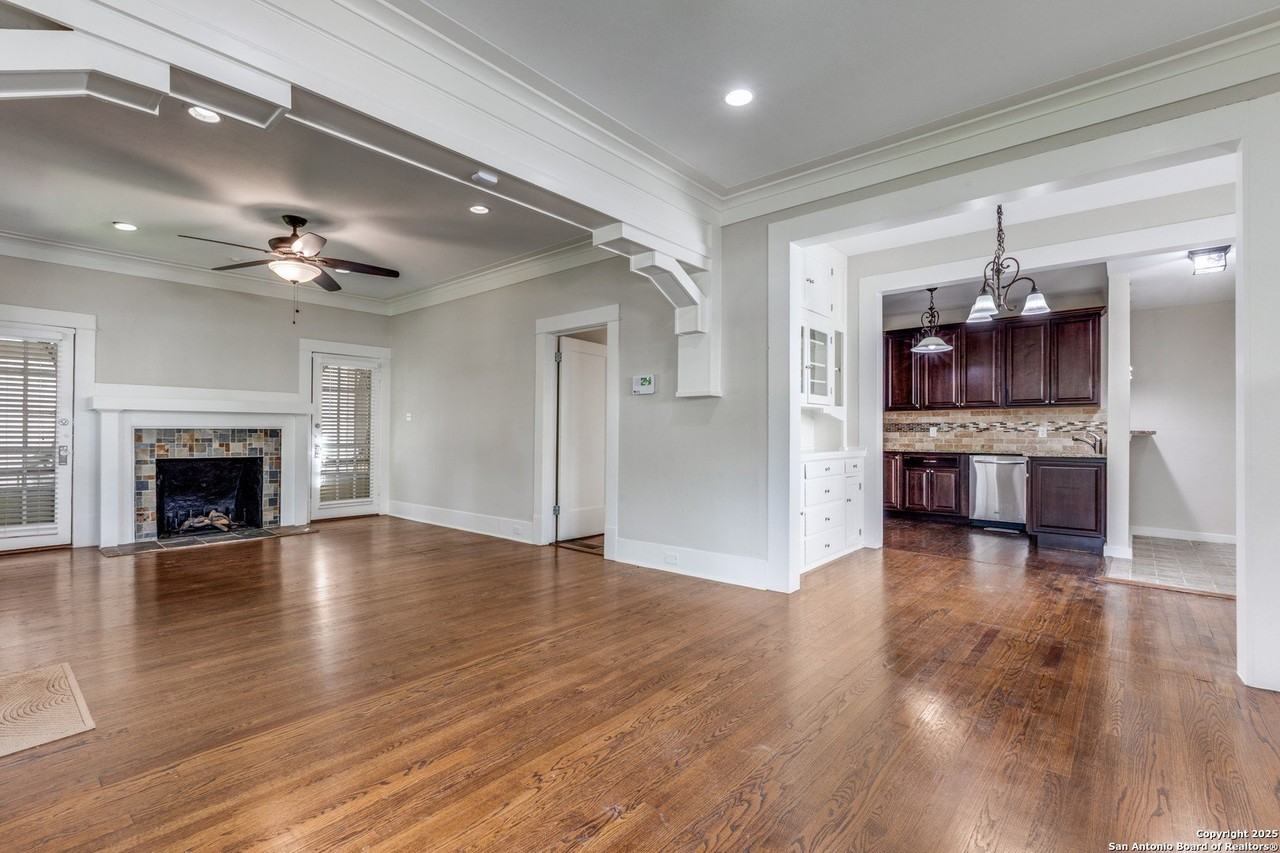 330 W Gramercy Pl - Photo 6 of 15