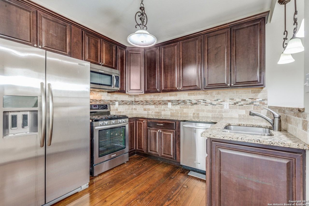 330 W Gramercy Pl - Photo 7 of 15