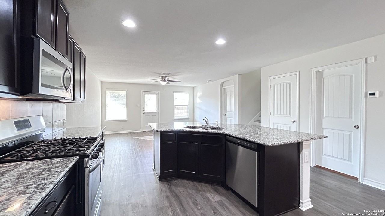 423 Fly Catcher - Photo 5 of 33