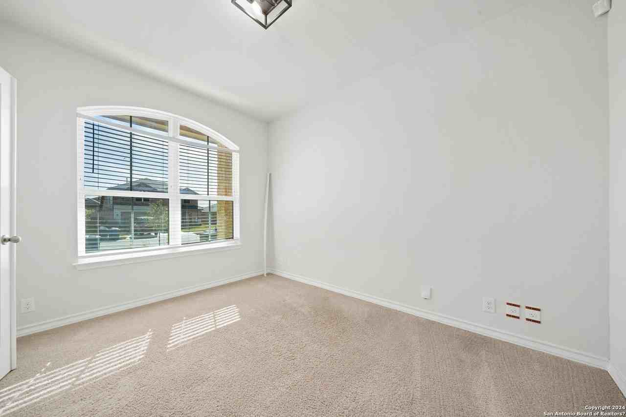 648 Amber Crk - Photo 6 of 34