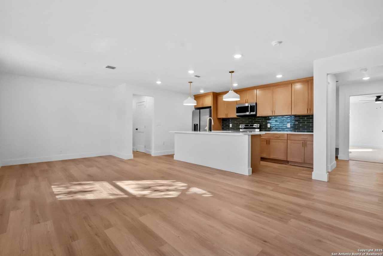 1264 South Academy Avenue - Photo 4 of 37