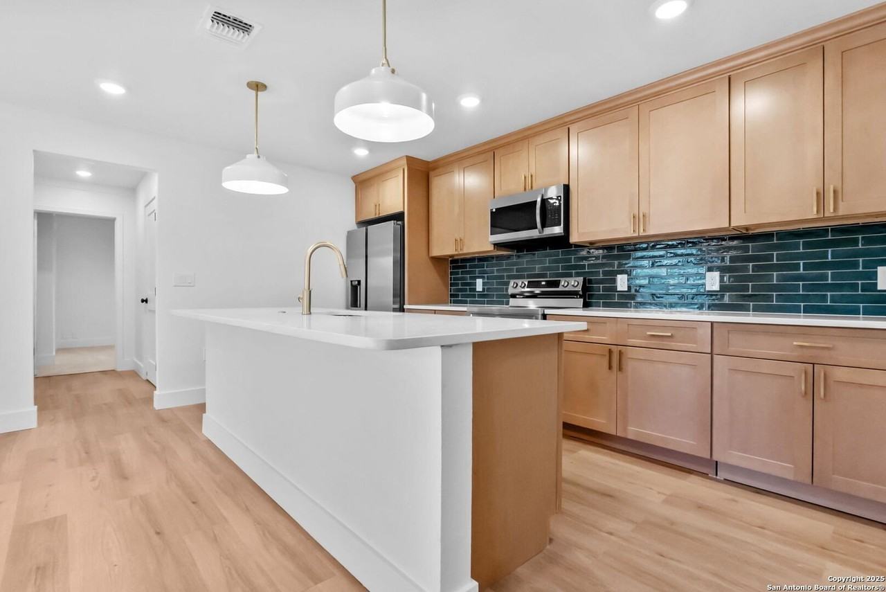 1264 South Academy Avenue - Photo 6 of 37