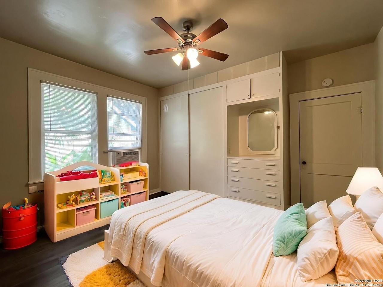 124 Gifford St - Photo 6 of 35