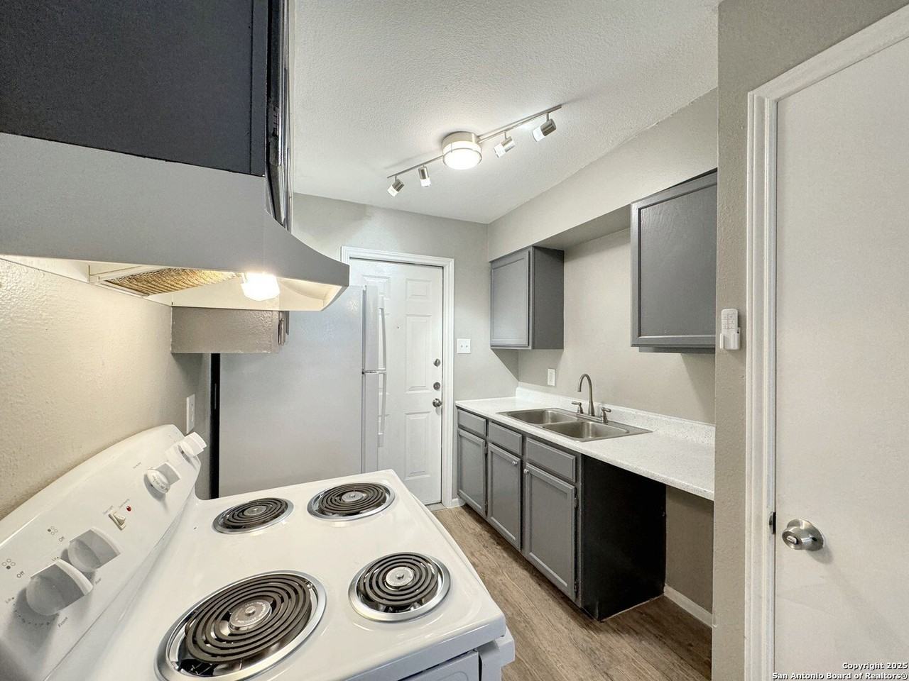 844 East Sunshine Drive #401 - Photo 7 of 14