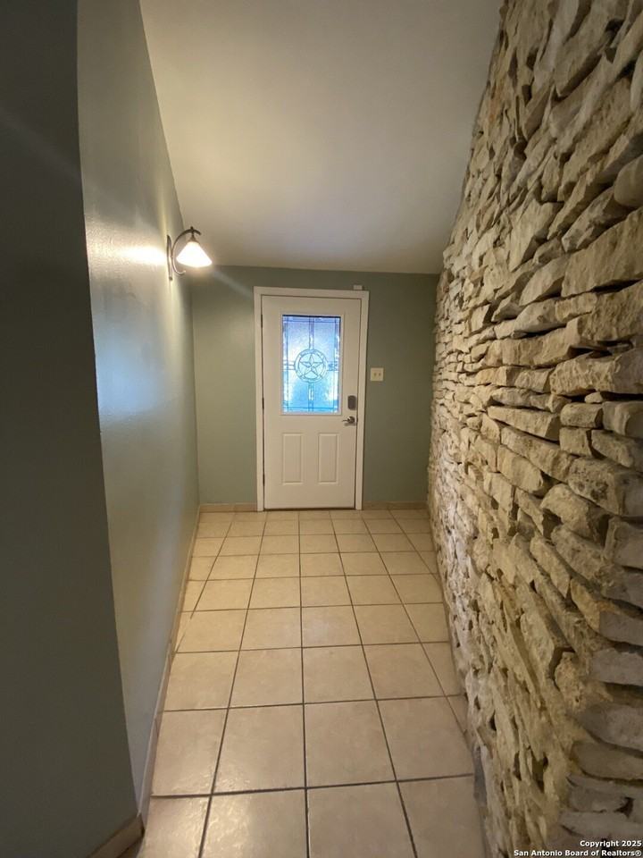 611 Oblate Dr - Photo 2 of 22