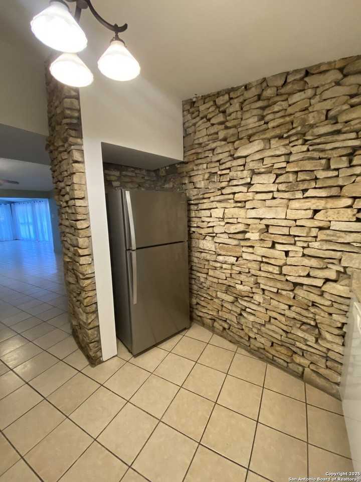 611 Oblate Dr - Photo 3 of 22