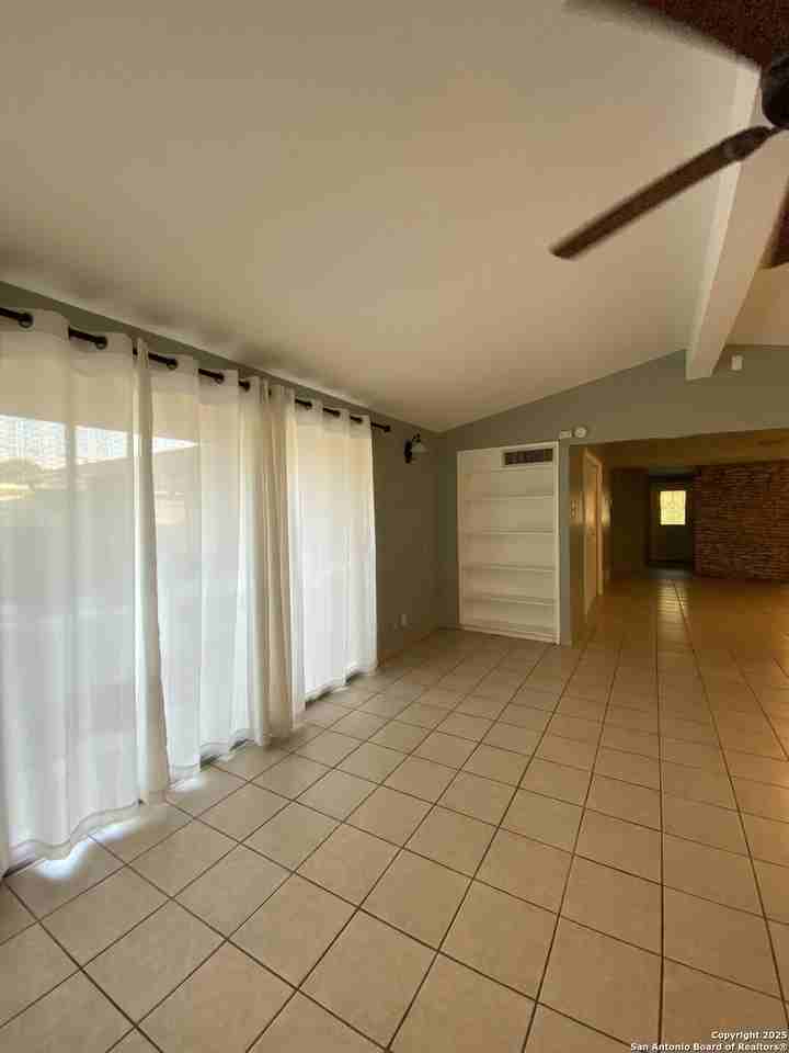 611 Oblate Dr - Photo 5 of 22