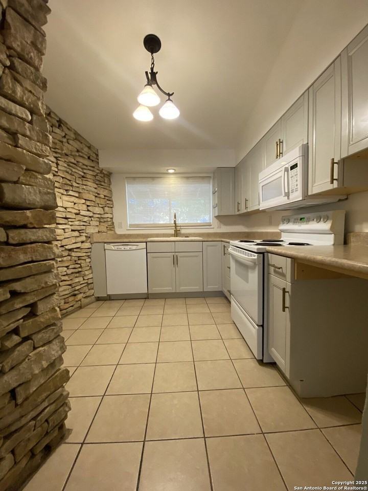 611 Oblate Dr - Photo 6 of 22