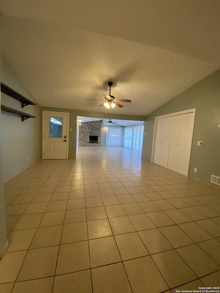 611 Oblate Dr - Photo 7 of 22