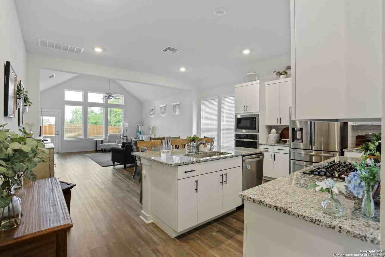 904 Brook Ave - Photo 5 of 20