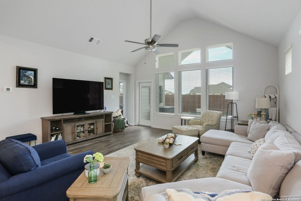 904 Brook Ave - Photo 6 of 20