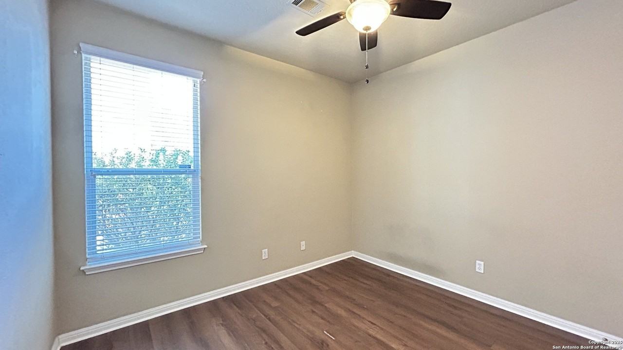 9518 Horserace - Photo 7 of 42