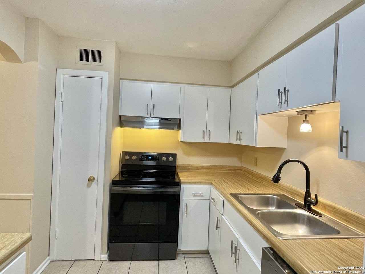 235 W Silver Sands Dr Apt 4 #4 - Photo 4 of 33