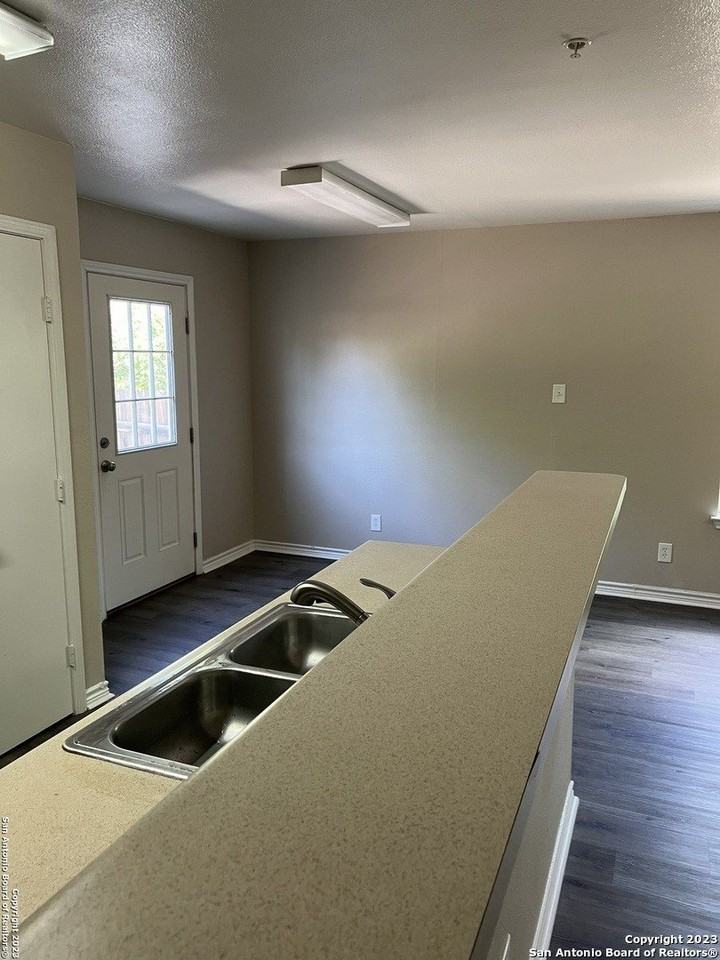 10027 Vasso Vw Apt 3 #3 - Photo 7 of 33