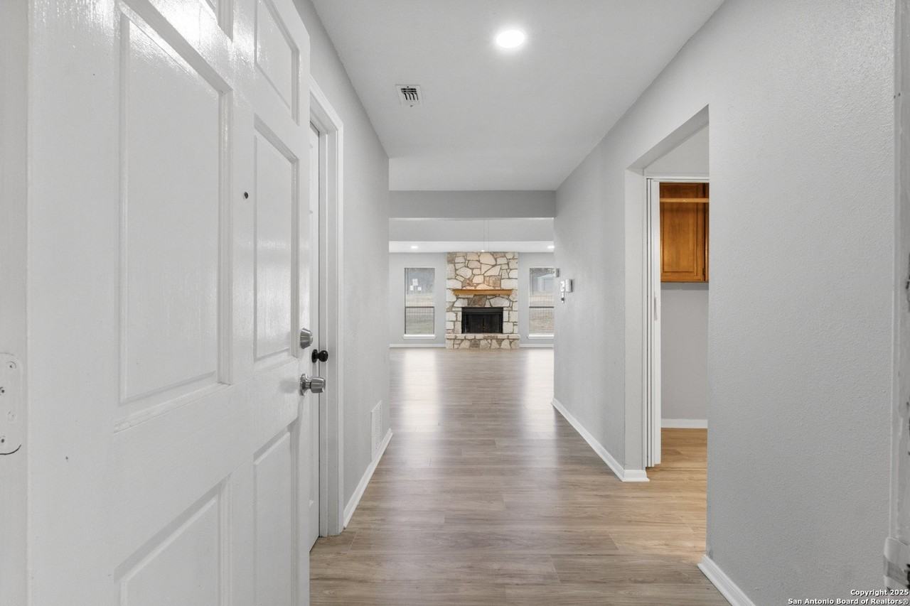 401 Thetford Drive - Photo 3 of 25