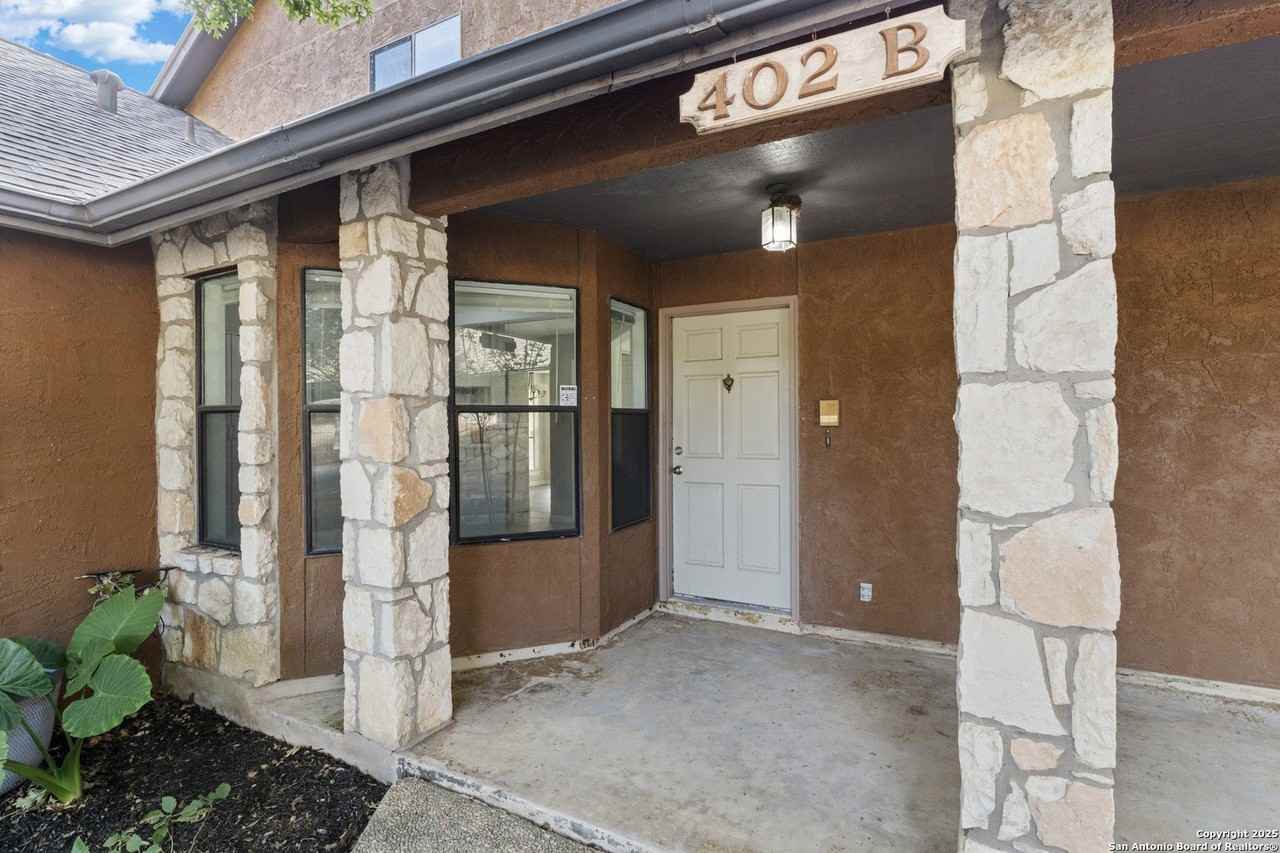 402 Thetford Drive - Photo 3 of 28