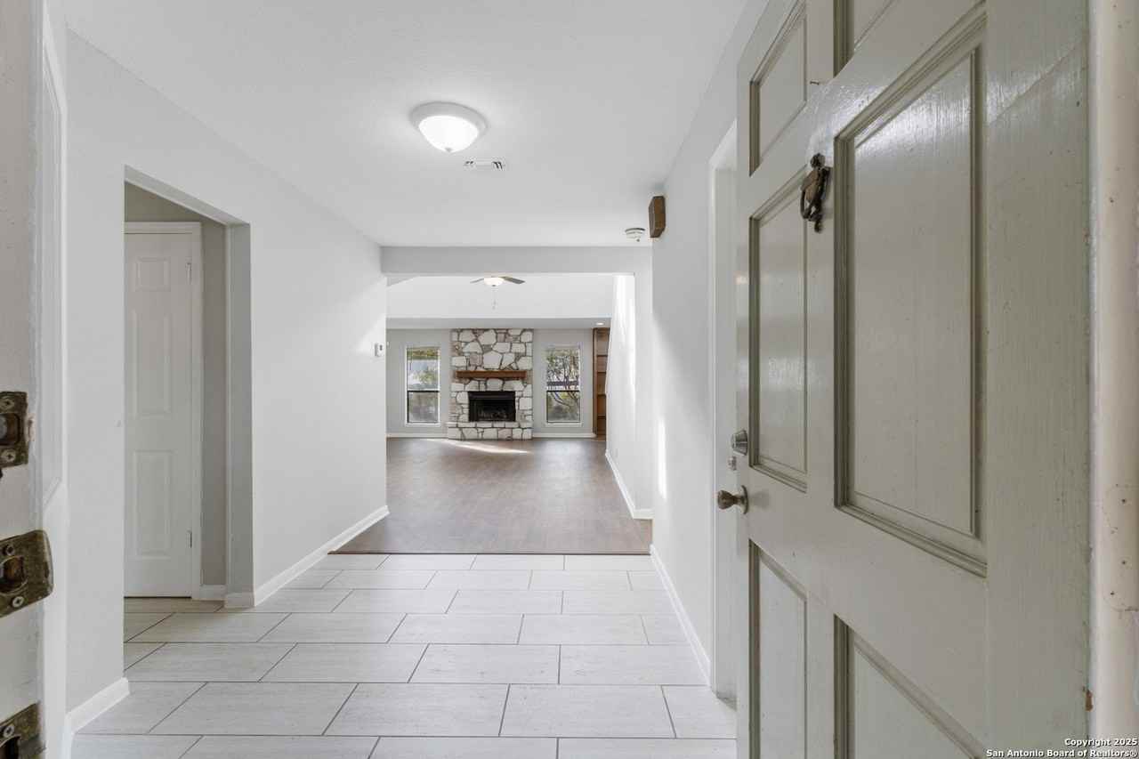 402 Thetford Drive - Photo 5 of 28