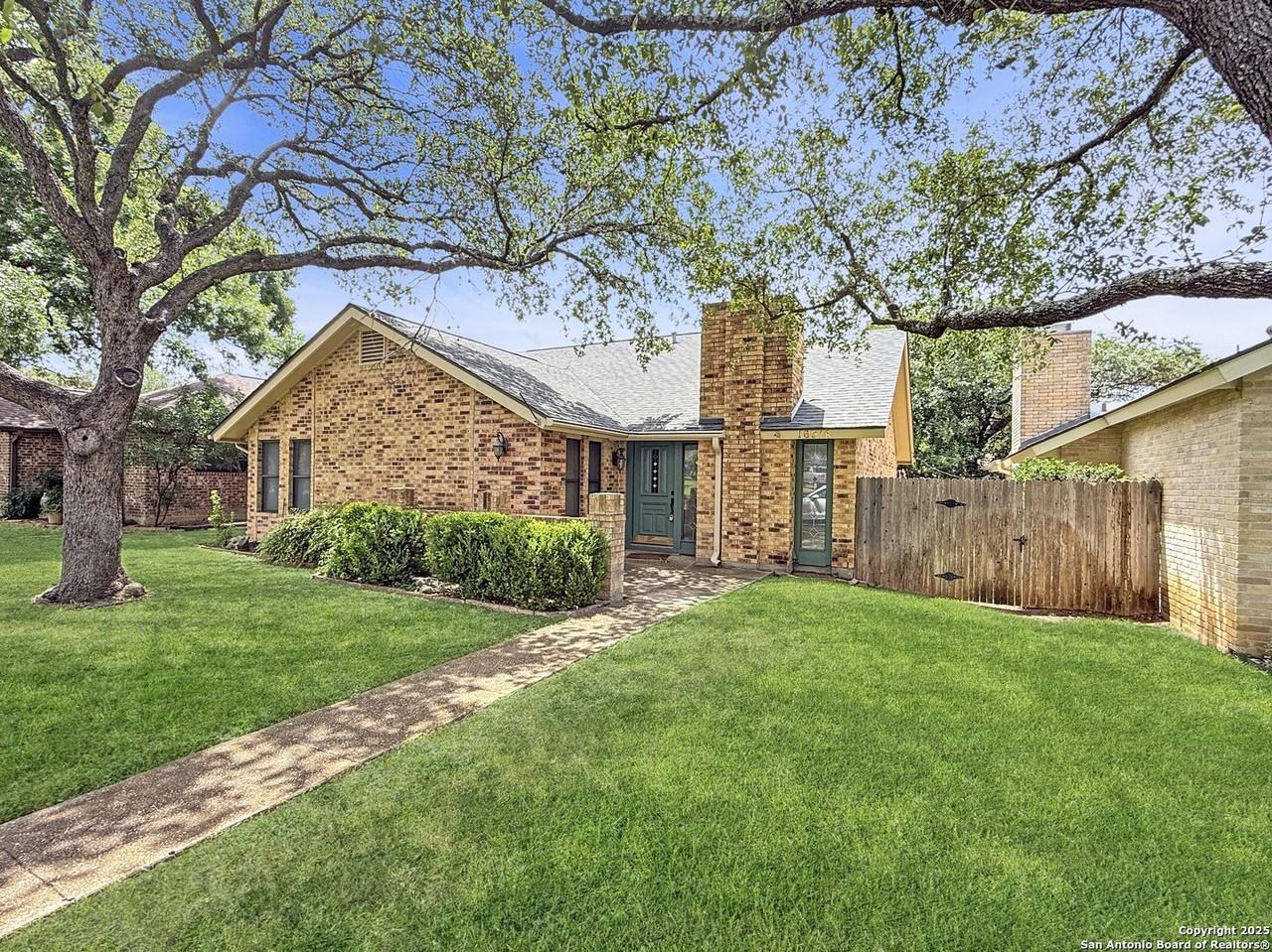 16918 Summer Creek Dr - Photo 2 of 19