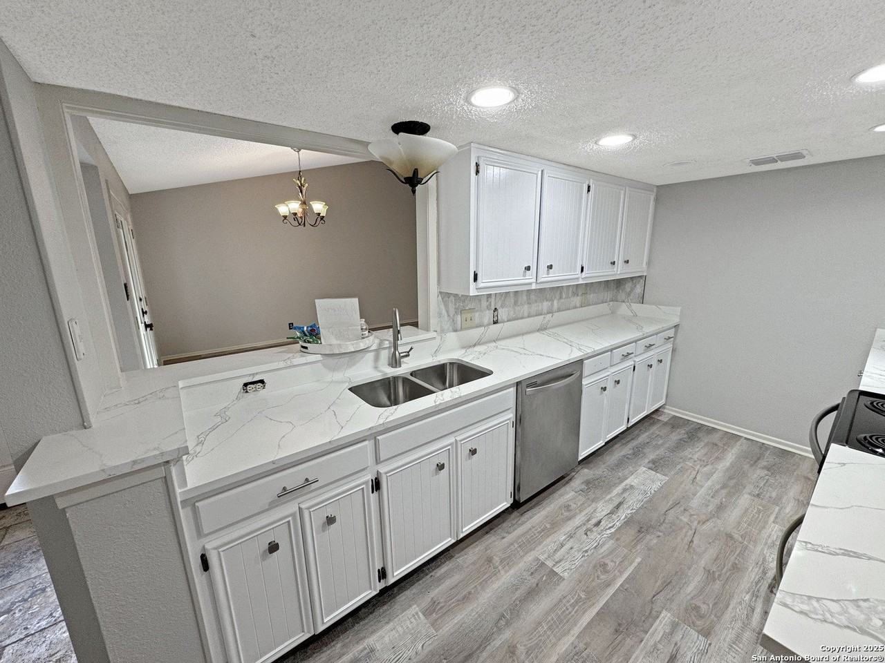 16918 Summer Creek Dr - Photo 3 of 19