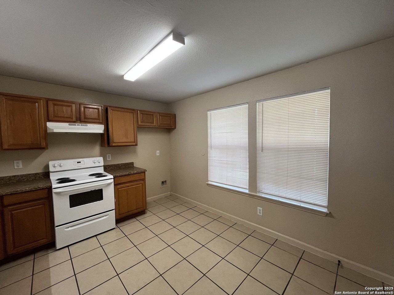 5202 Fountain Lake Drive - Photo 6 of 28