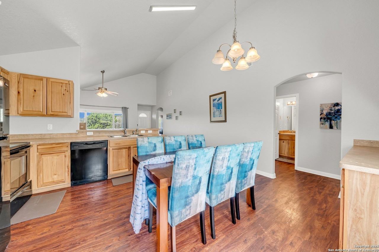 428 Kings Dr - Photo 4 of 20