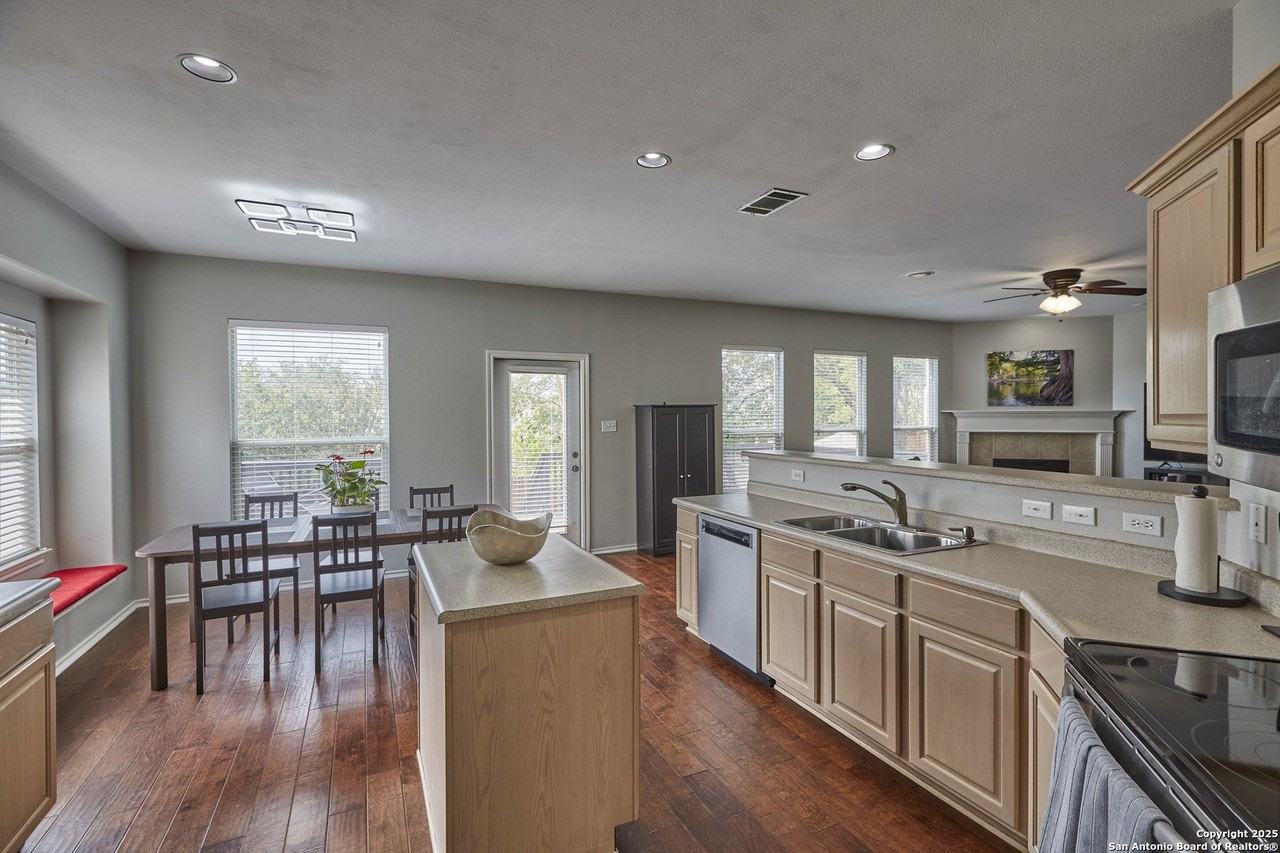 935 San Antonio - Photo 4 of 27