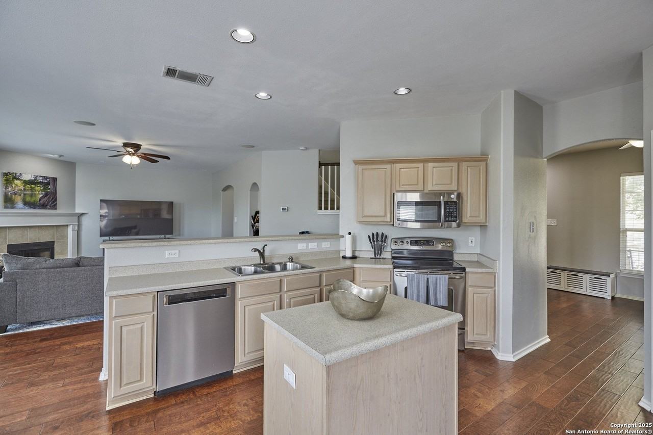 935 San Antonio - Photo 5 of 27