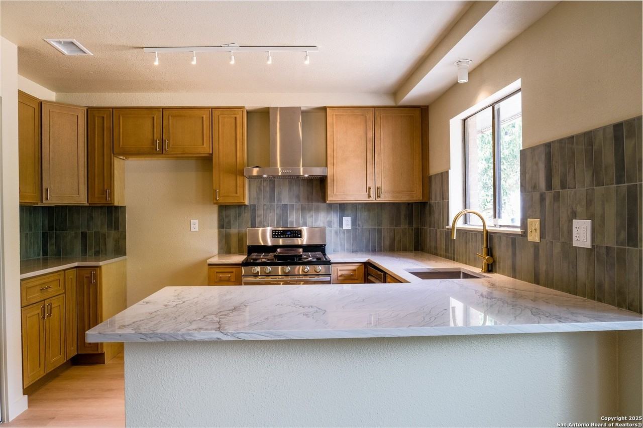 313 Renee Dr - Photo 5 of 18