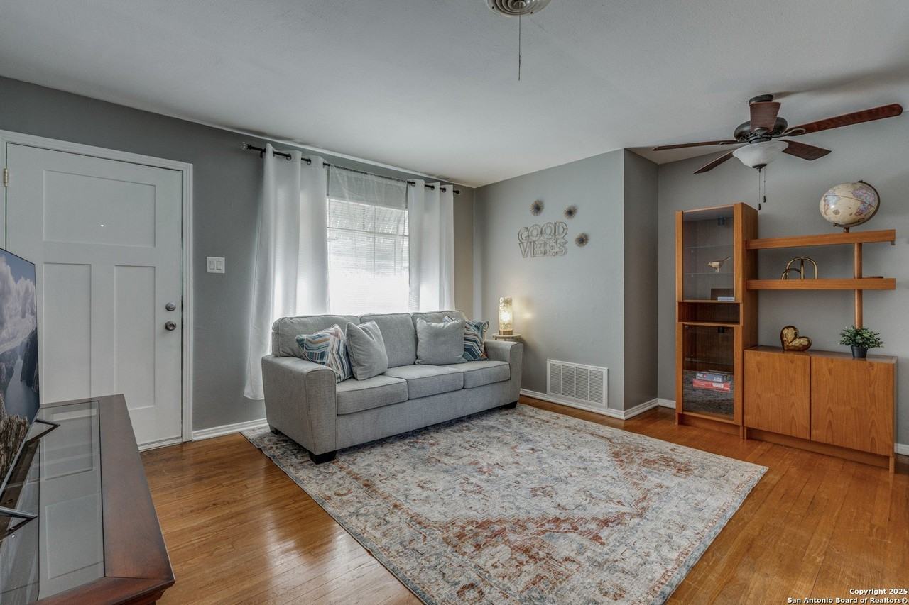 339 Edgebrook Lane - Photo 4 of 11