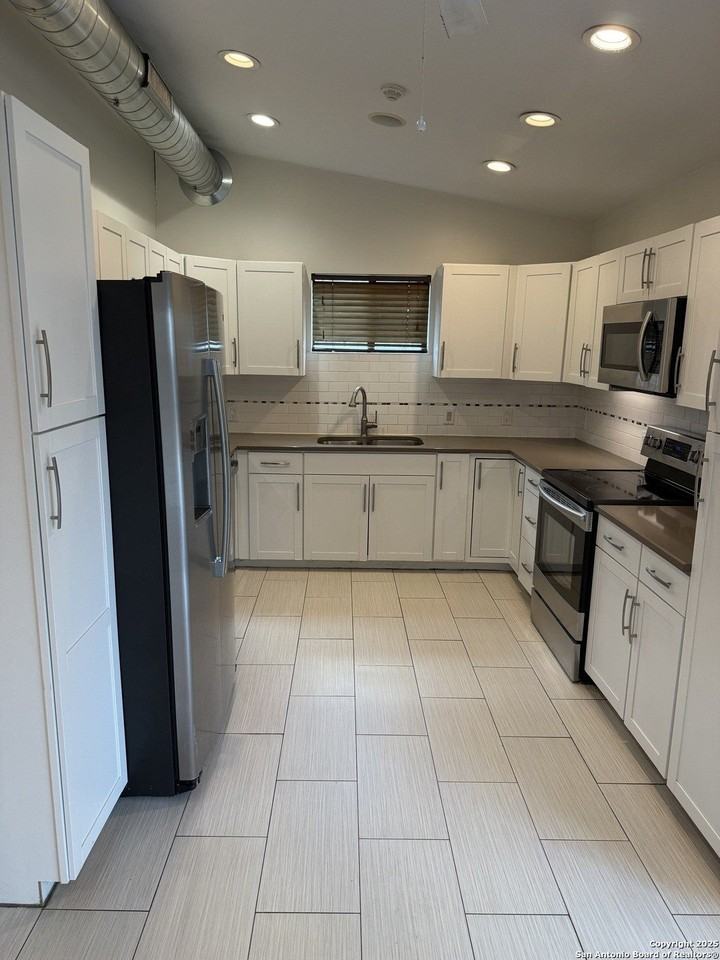 451 Oak Street - Photo 5 of 8