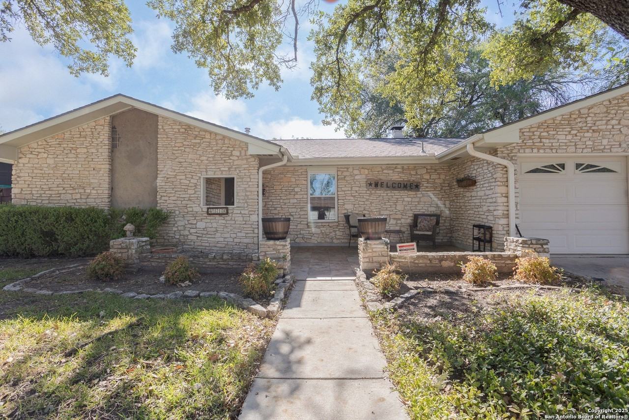 6114 Forest Wood St - Photo 4 of 32