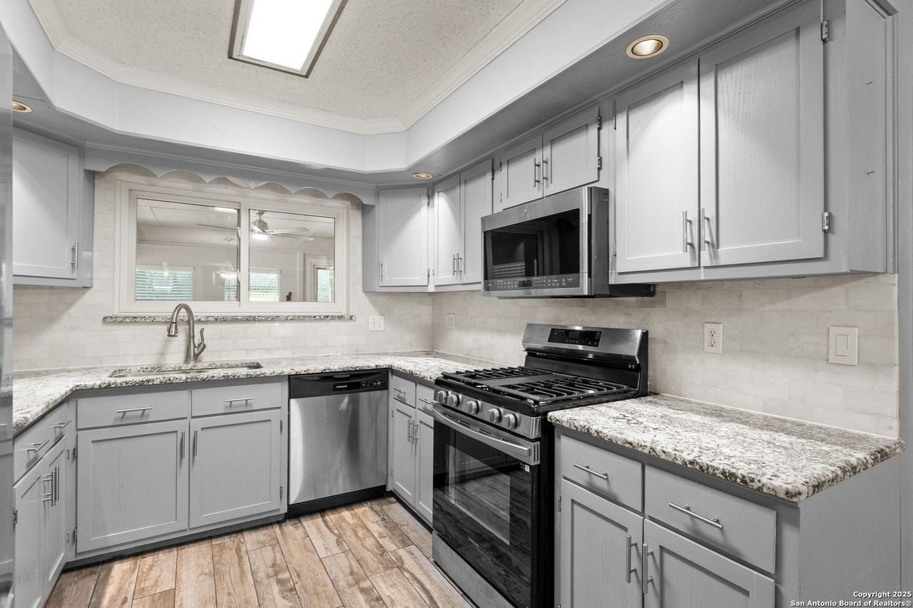 6114 Forest Wood St - Photo 7 of 32