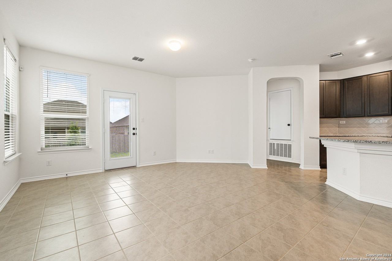 246 W Flowing River Dr - Photo 5 of 27