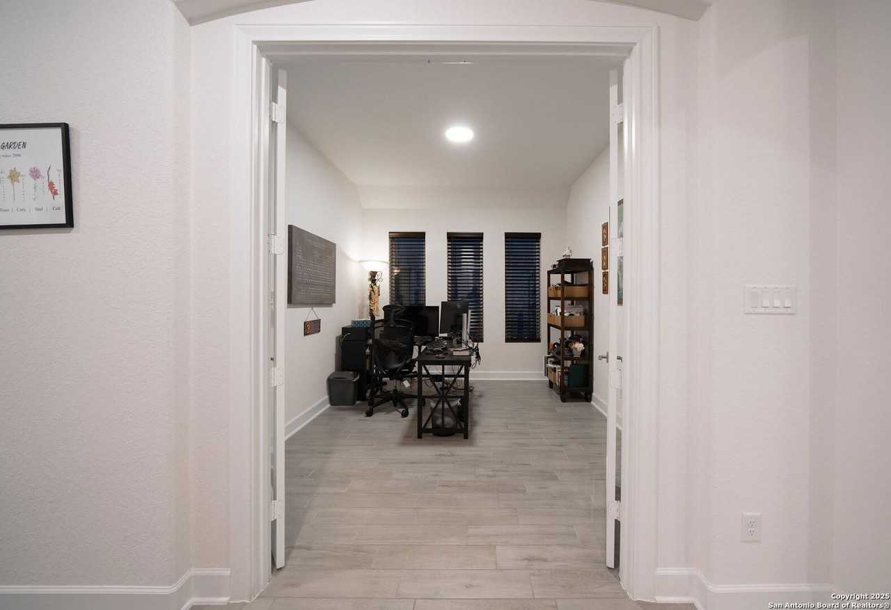 1718 Dunvegan Park - Photo 4 of 25