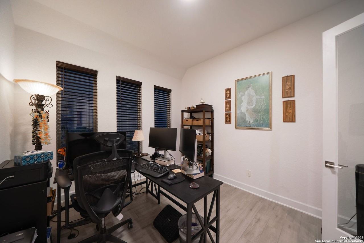 1718 Dunvegan Park - Photo 5 of 25