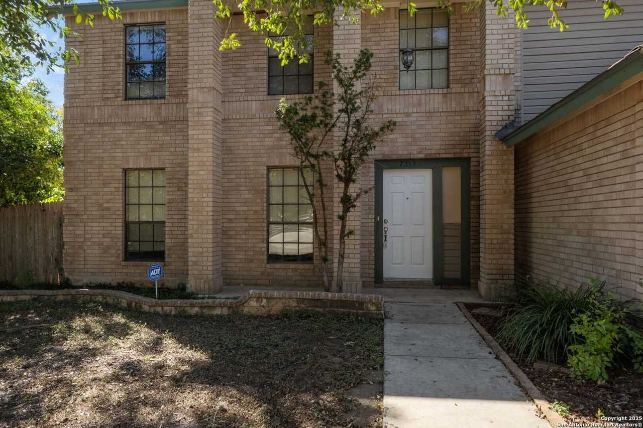 7315 Sidbury Cir - Photo 4 of 37