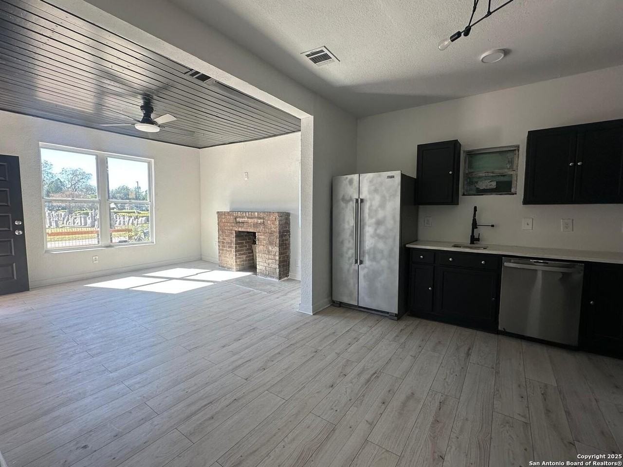 1431 E Crockett St - Photo 3 of 11