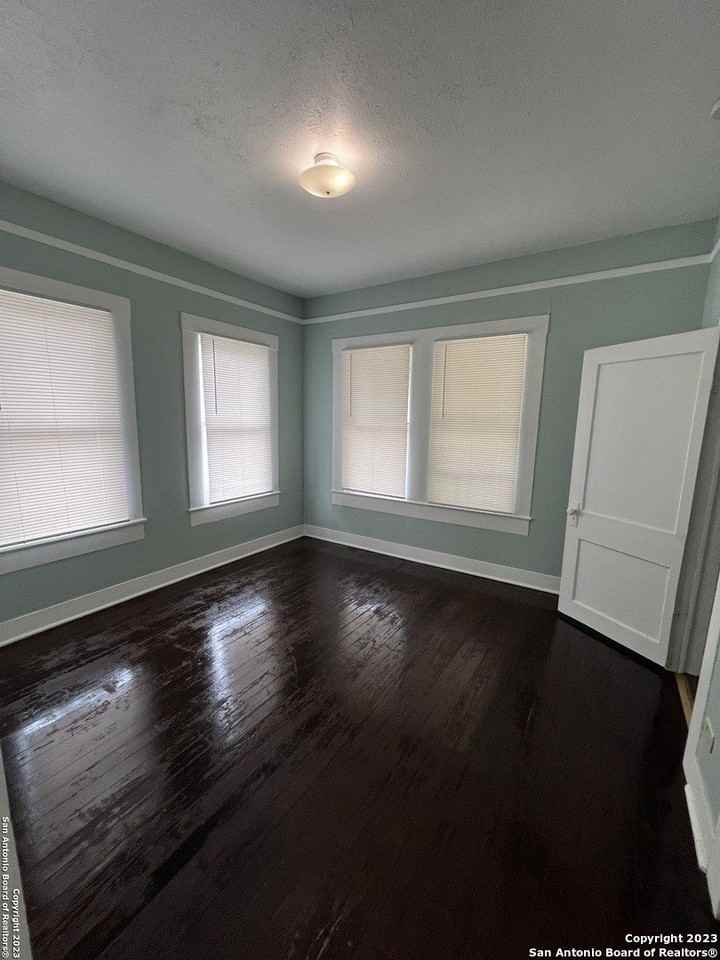 212 Barrett Ave - Photo 4 of 9