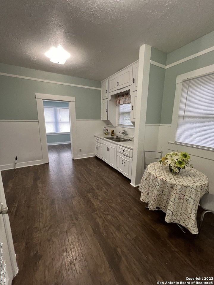 212 Barrett Ave - Photo 6 of 9