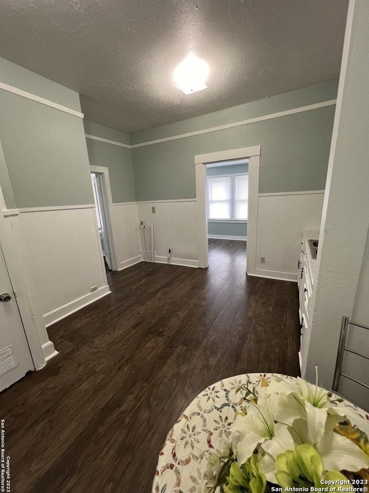 212 Barrett Ave - Photo 7 of 9