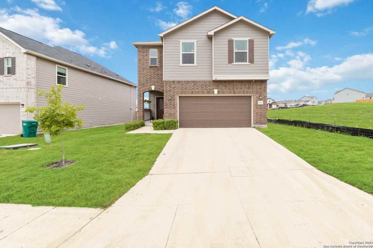 6611 Runaway Row - Photo 2 of 30