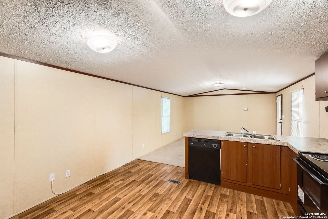 4423 E Houston St - Photo 7 of 12