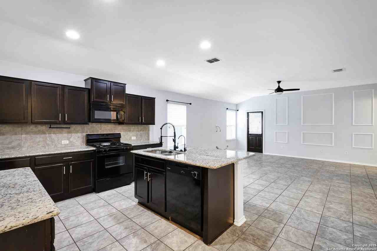 10550 Rhyder Rdg - Photo 3 of 22